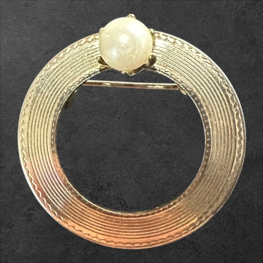 Unmarked Circle Brooch Gold Tone Faux Pearl Textured Round Pin